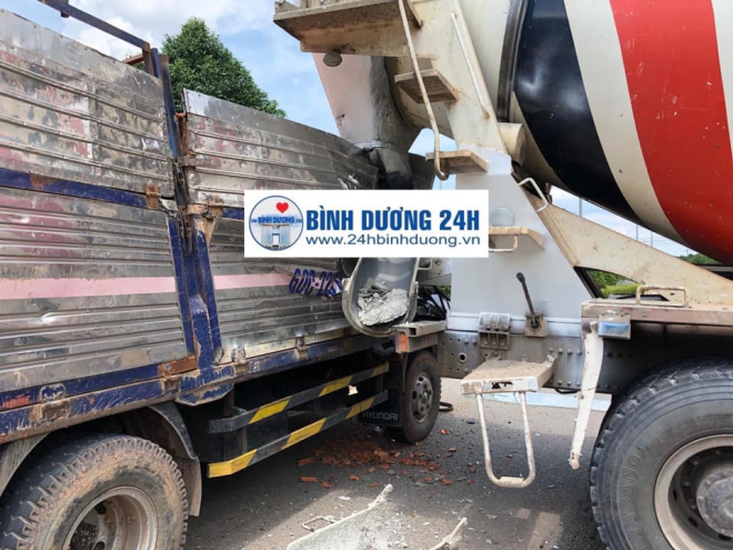 Xe tải chở gạch gặp tai nạn với xe bồn quay đầu tại Bình Dương (Ảnh: Facebook)