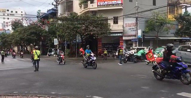 Đo&agrave;n phượt thủ chặn đường tại Nam Định v&agrave;o th&aacute;ng 11/2018