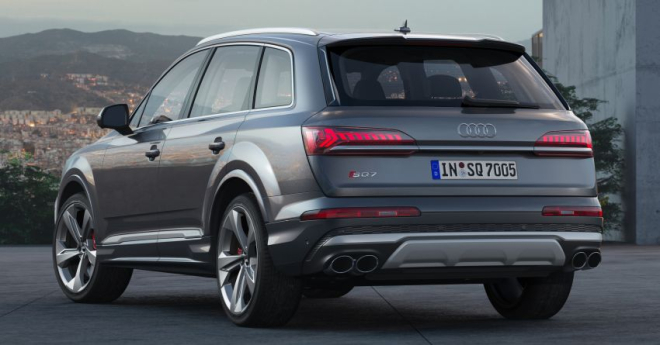 4 ống xả phía sau cũng là đặc điểm nhận dạng của Audi SQ7 2020