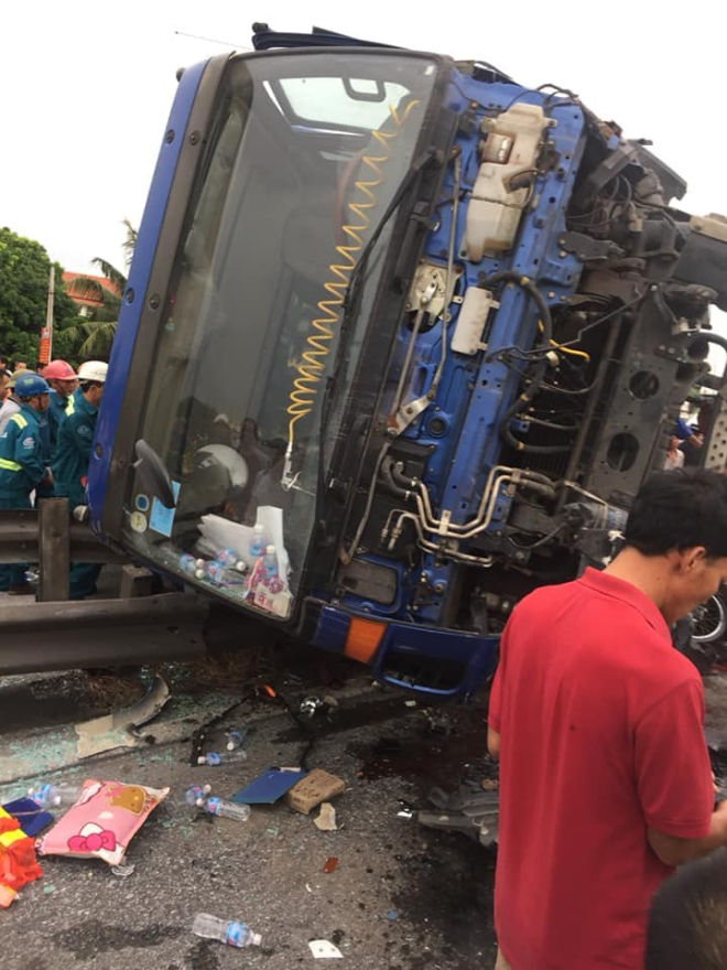 Chiếc &ocirc; t&ocirc; tải hư hỏng nặng sau vụ tai nạn