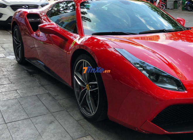 Ngoại thất xe sơn m&agrave;u đỏ Rosso Corsa đi c&ugrave;ng với m&acirc;m m&agrave;u bạc
