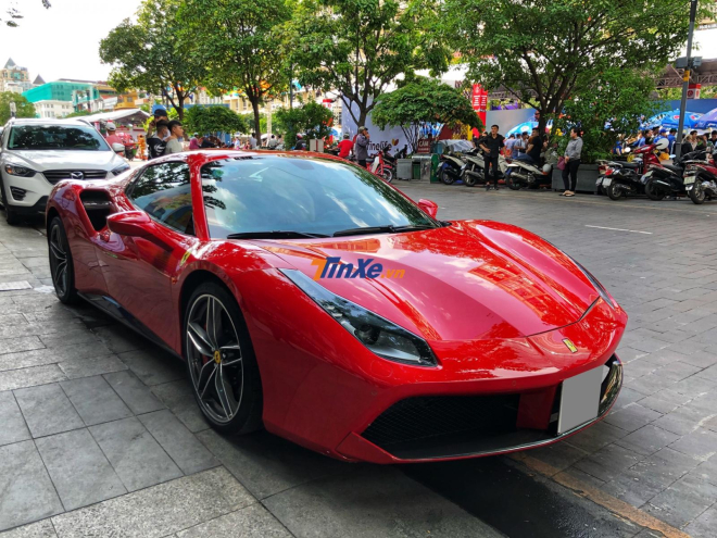 Sau thời gian d&agrave;i ở H&agrave; Nội, si&ecirc;u xe mui trần Ferrari 488 Spider m&agrave;u đỏ đ&atilde; v&agrave;o Nam