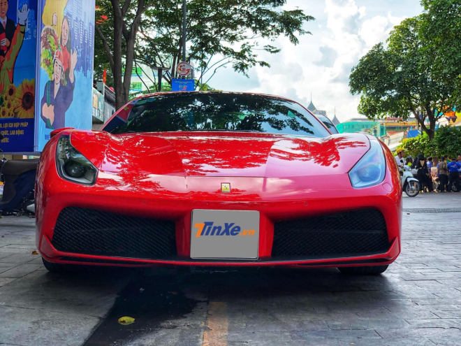 Si&ecirc;u xe mui trần Ferrari 488 Spider đỗ tr&ecirc;n phố đi bộ Nguyễn Huệ