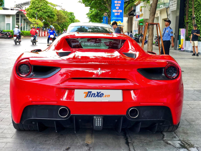 Vẻ đẹp của Ferrari 488 Spider m&agrave;u đỏ nh&igrave;n từ đu&ocirc;i xe