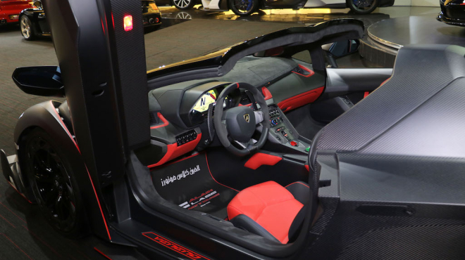 Nội thất si&ecirc;u xe Lamborghini Veneno Roadster đang rao b&aacute;n