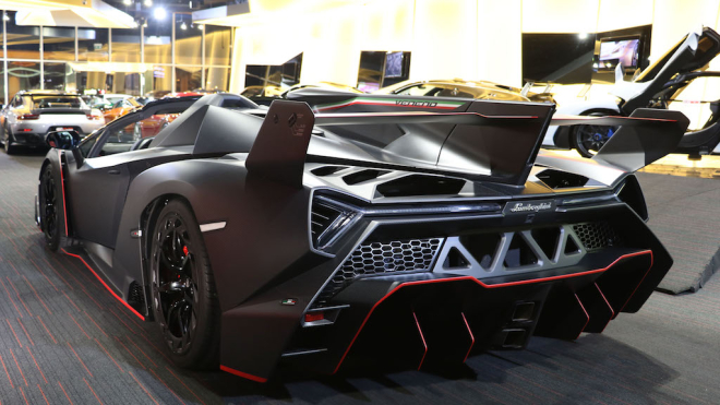  L&uacute;c mới ra mắt, si&ecirc;u xe Lamborghini b&aacute;n Veneno Roadster c&oacute; gi&aacute; b&aacute;n 4,5 triệu đ&ocirc; la cho mỗi chiếc 
