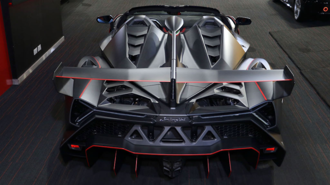 Chiếc si&ecirc;u xe Lamborghini Veneno Roadster n&agrave;y chỉ mới lăn b&aacute;nh 85 km, gần như mới toanh
