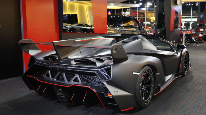 Vẻ đẹp hầm hố của Lamborghini Veneno Roadster nh&igrave;n từ đu&ocirc;i xe