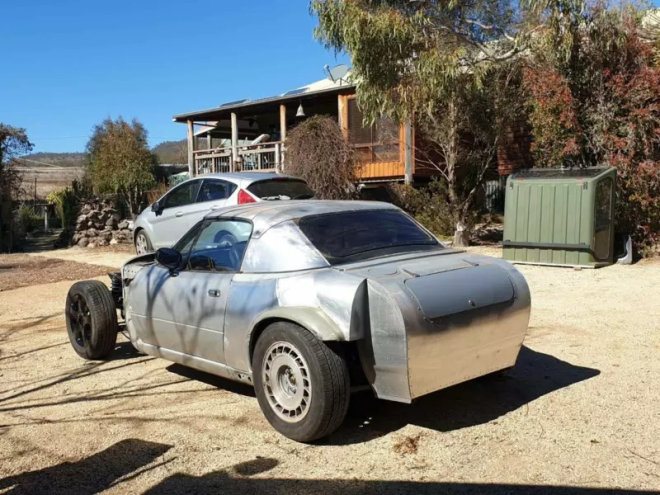 Chiếc xe đã được độ lại gần như hoàn toàn theo phong cách hot rod