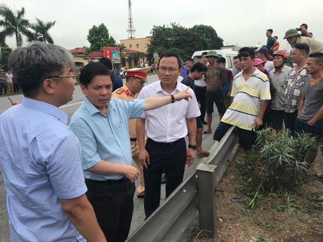 Bộ trưởng GTVT Nguyễn Văn Thể v&agrave; &ocirc;ng Khuất Việt H&ugrave;ng c&oacute; mặt tại&nbsp;hiện trường vụ tai nạn. (Ảnh:Việt Dũng)