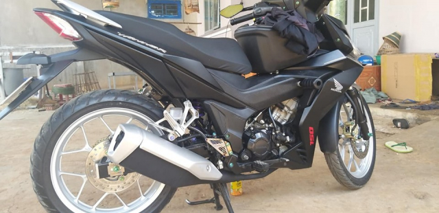 Lon pô này khá hợp dáng với cả phiên bản cũ của Honda Winner khi nhỏ gọn hơn