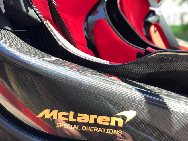D&ograve;ng chữ McLaren Special Operation tr&ecirc;n bậc cửa