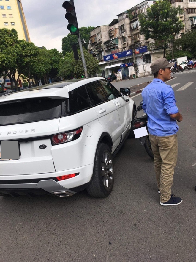 Hiện trường vụ tai nạn giữa Yamaha Sirius RC v&agrave; SUV hạng sang cỡ nhỏ Range Rover Evoque tại H&agrave; Nội