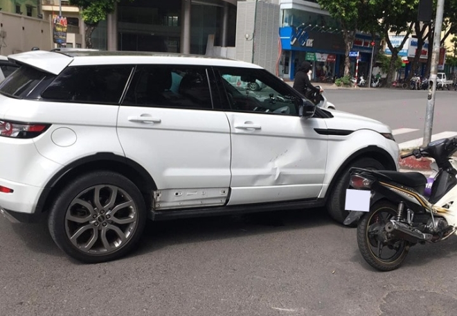 Chiếc Range Rover Evoque bị hư hỏng nặng b&ecirc;n h&ocirc;ng xe