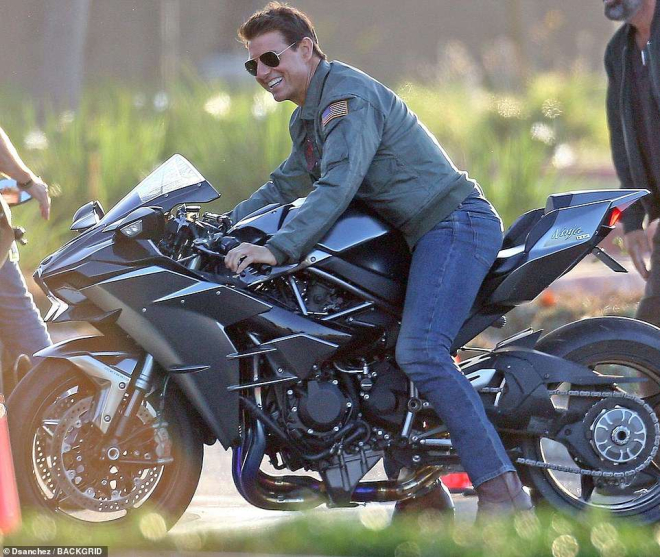 Tom Cruise cùng siêu mô tô Kawasaki Ninja H2 ở phim trường Top Gun 2