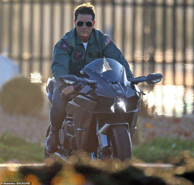 Là một người có đam mê với mô tô nên Tom Cruise điều khiển chiếc Kawasaki Ninja H2 rất tự tin