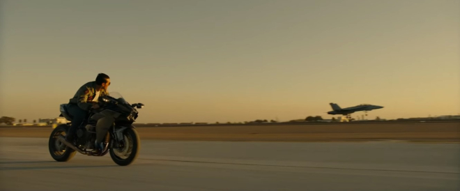 Tom Cruise cùng Kawasaki Ninja H2 trong Top Gun: Maverick