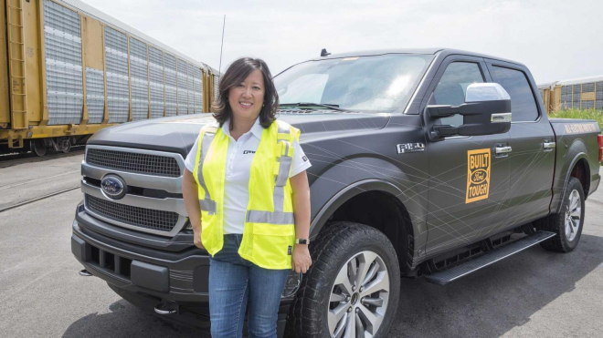 Đ&iacute;ch th&acirc;n kỹ sư trưởng của Ford, b&agrave; Linda Zhang, cầm l&aacute;i chiếc F-150 chạy điện trong thử th&aacute;ch n&agrave;y