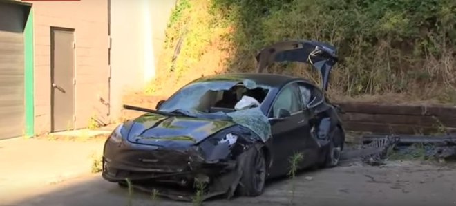 Chiếc Tesla Model 3 hỏng nặng sau vụ tai nạn
