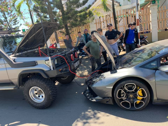 Lamborghini Huracan LP610-4 ở Đ&agrave; Nẵng hết xăng nhưng người l&aacute;i lại gọi xe địa h&igrave;nh đến c&acirc;u b&igrave;nh ắc-quy