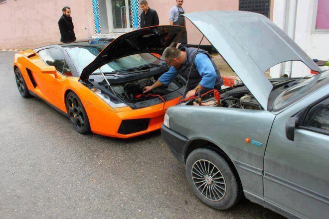 Lamborghini Gallardo được Fiat Uno 30 tuổi gi&uacute;p c&acirc;u b&igrave;nh ắc-quy