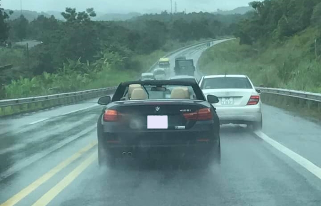 Người l&aacute;i chiếc BMW 428i mui trần c&oacute; thể phải đem xe đến một garage để kiểm tra lại nội thất