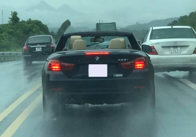 Chiếc BMW 428i Convertible tắm mưa tr&ecirc;n cao tốc