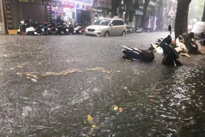 L&yacute; Nam Đế nước ngập hết b&aacute;nh xe