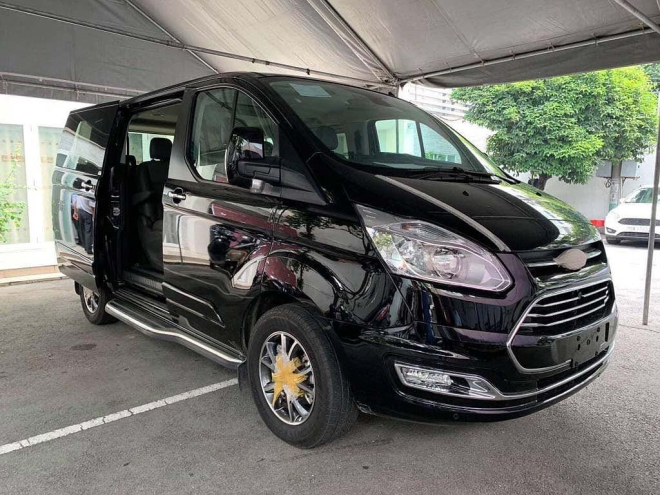 Theo c&aacute;c tư vấn b&aacute;n h&agrave;ng, Ford Tourneo 2019 đang c&oacute; gi&aacute; tạm t&iacute;nh từ 1 &ndash; 1,2 tỷ đồng