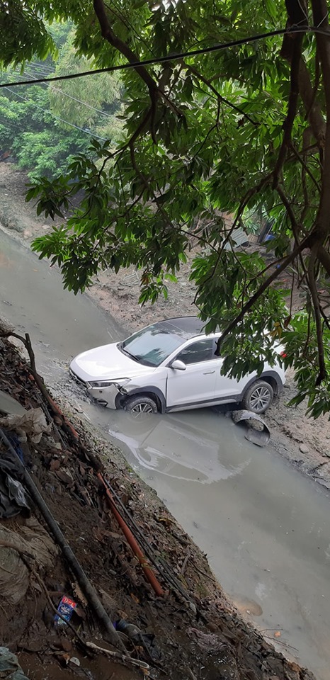 Chiếc Hyundai i20 Active nằm dưới mương nước
