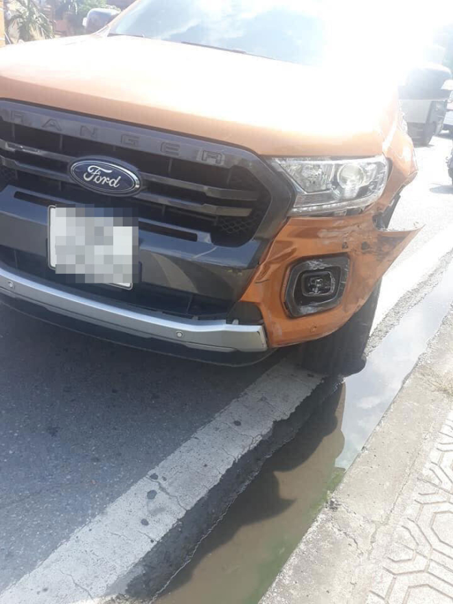 Chiếc Ford Ranger bị vỡ g&oacute;c đầu xe b&ecirc;n tr&aacute;i