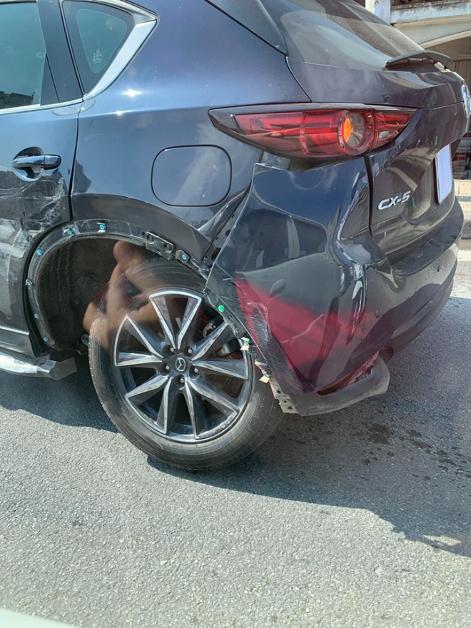 Chiếc Mazda CX-5 bị g&atilde;y trục sau