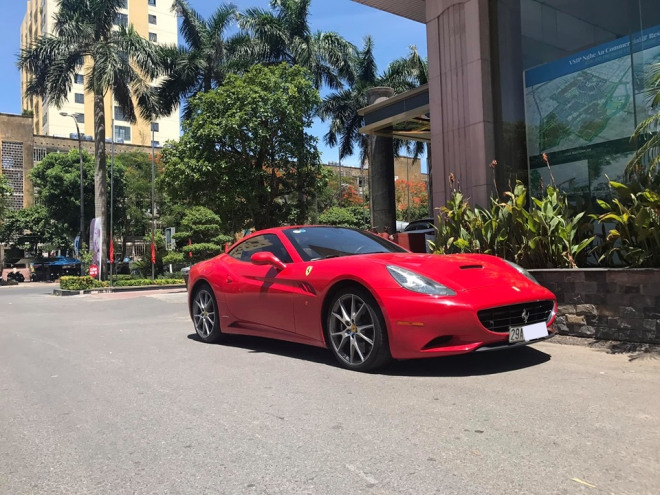 Ferrari California đời cũ lăn b&aacute;nh tại Nghệ An hơn 1 th&aacute;ng nay
