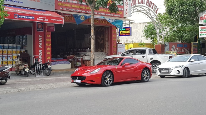 Si&ecirc;u xe mui trần Ferrari California mang biển số H&agrave; Nội xuất hiện tại Nghệ An