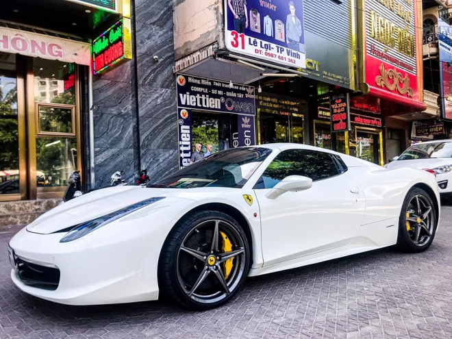 Trước đ&oacute; th&agrave;nh phố Vinh đ&atilde; c&oacute; sự hiện diện của si&ecirc;u xe mui trần Ferrari 458 Spider