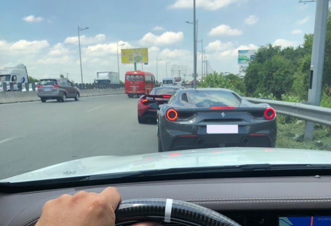 McLaren 720S m&agrave;u đỏ Memphis c&ugrave;ng Ferrari 488 GTB m&agrave;u x&aacute;m
