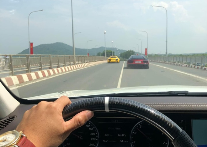 Ngo&agrave;i ra, Cường Đ&ocirc;-la c&ograve;n mang chiếc si&ecirc;u xe Audi R8 V10 PLus tham dự v&agrave;o buổi tụ tập n&agrave;y
