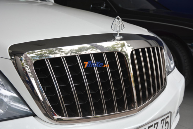 Lưới tản nhiệt k&eacute;p của Maybach 57S bản n&acirc;ng cấp c&oacute; số lượng 13 nan, nhiều hơn 2 nan so với Maybach 57S đời cũ