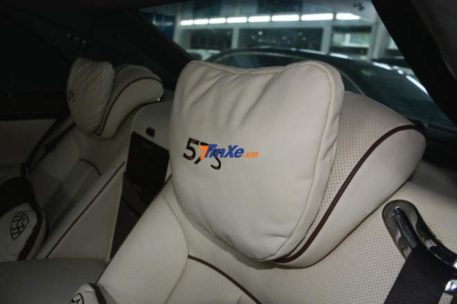 Gối tựa đầu c&oacute; logo 57S ho&agrave;n th&agrave;nh m&agrave;u thỏi s&ocirc; c&ocirc; la