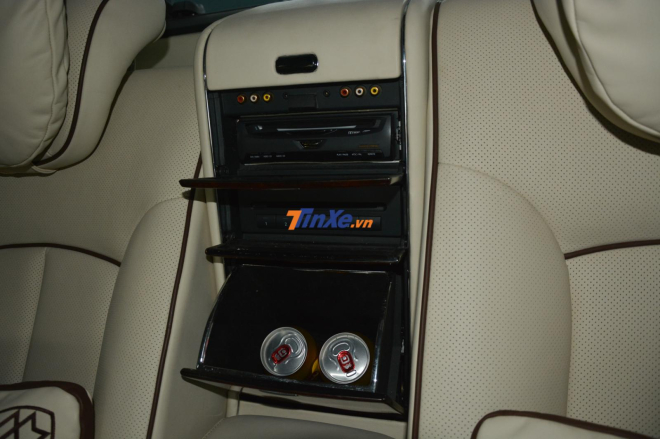 Trang bị giữa h&agrave;ng ghế sau của Maybach 57S