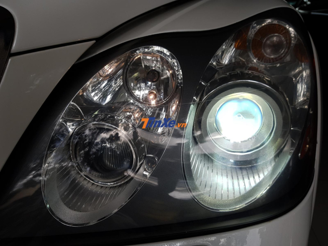 Đ&egrave;n pha LED t&iacute;ch hợp logo M k&eacute;p v&agrave;o trong