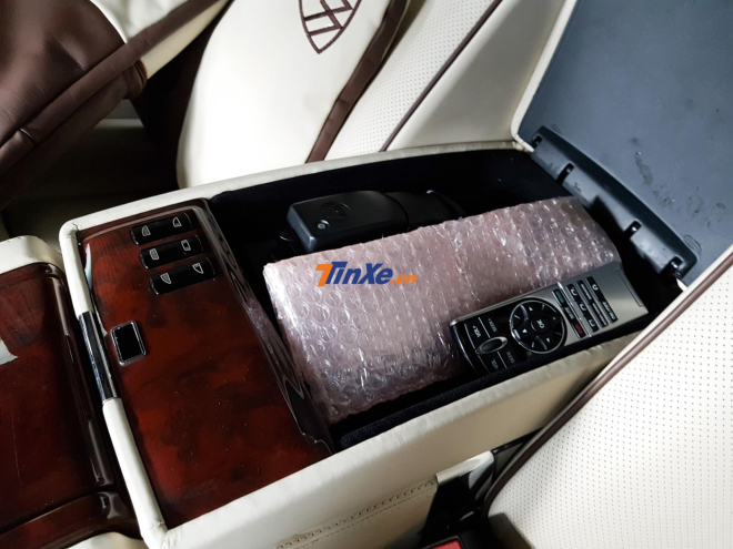 C&ograve;n đ&acirc;y l&agrave; cụm điều khiển của Maybach 57S ở h&agrave;ng ghế sau