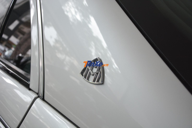 Logo M k&eacute;p đặc trưng của Maybach cũng xuất hiện tr&ecirc;n những chiếc xe si&ecirc;u sang Mercedes-Maybach S-Class ng&agrave;y nay
