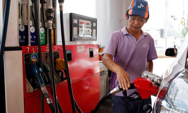 Một nh&acirc;n vi&ecirc;n c&acirc;y xăng từ chối b&aacute;n nhi&ecirc;n liệu cho c&aacute;c chủ xe Nhật Bản