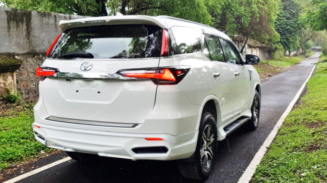 Cụm đèn hậu của chiếc Toyota Fortuner được bổ sung đèn xi-nhan mới