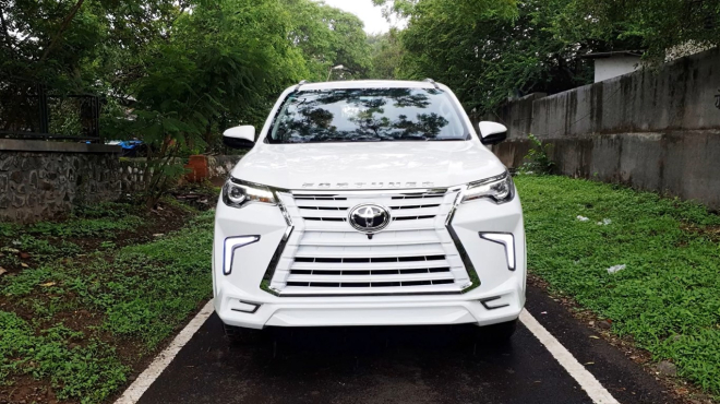 Cận cảnh lưới tản nhiệt theo phong cách Lexus màu trắng muốt của chiếc Toyota Fortuner