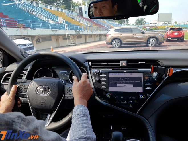 Một kh&aacute;ch h&agrave;ng l&aacute;i thử Toyota Camry thế hệ mới