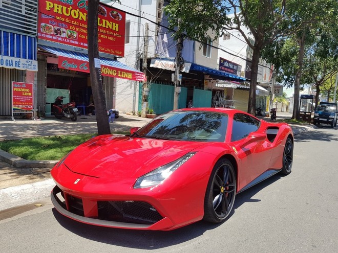 Si&ecirc;u xe Ferrari 488 GTB của Tuấn Hưng lần đầu đi chơi xa sau khi được sửa chữa