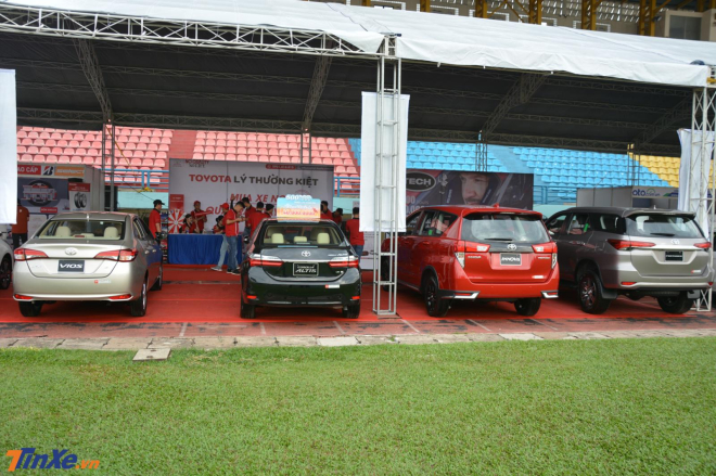 toyota khuyến m&atilde;i xe cho kh&aacute;ch tham dự hội chợ oto.com.vn