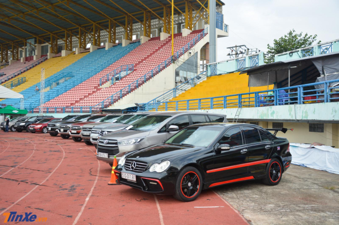 Khu b&aacute;n xe đ&atilde; qua sử dụng c&oacute; cả một chiếc Mercedes-Benz độ